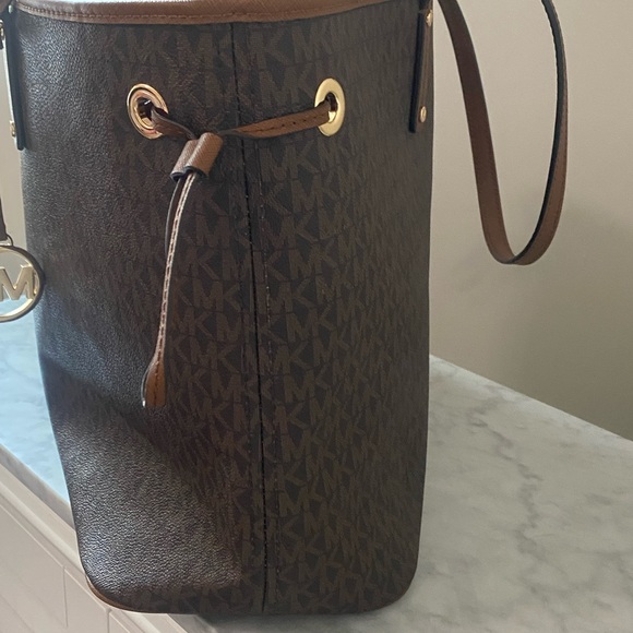 Michael Kors Brown Tote Bag with Elegant Design - Picture 8 of 9